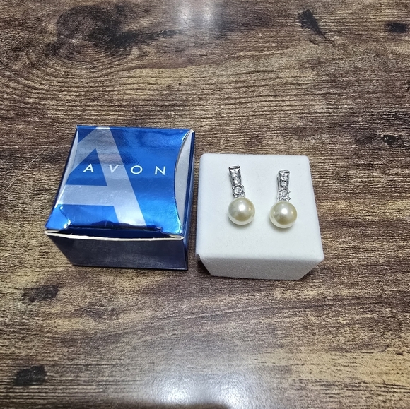 3/$15 Avon pearlesque and rhinestone earrings with box - Picture 1 of 7